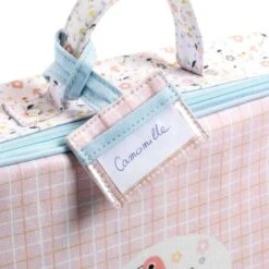 Djeco Puppen Koffer Collection Pomea -Kinderspielzeugladen DJ07860 Puppen Koffer 2 600x600