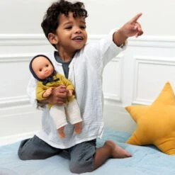 Djeco Puppe Camomille Mit Kleidung 32cm Collection Pomea -Kinderspielzeugladen DJ07877 Puppe Camomille 4 600x600